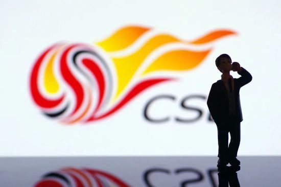 叶辰也拿出手机，与刘曼琼互加了微信好友。